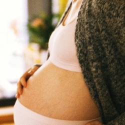 Как предотвратить появление растяжек во время беременности?